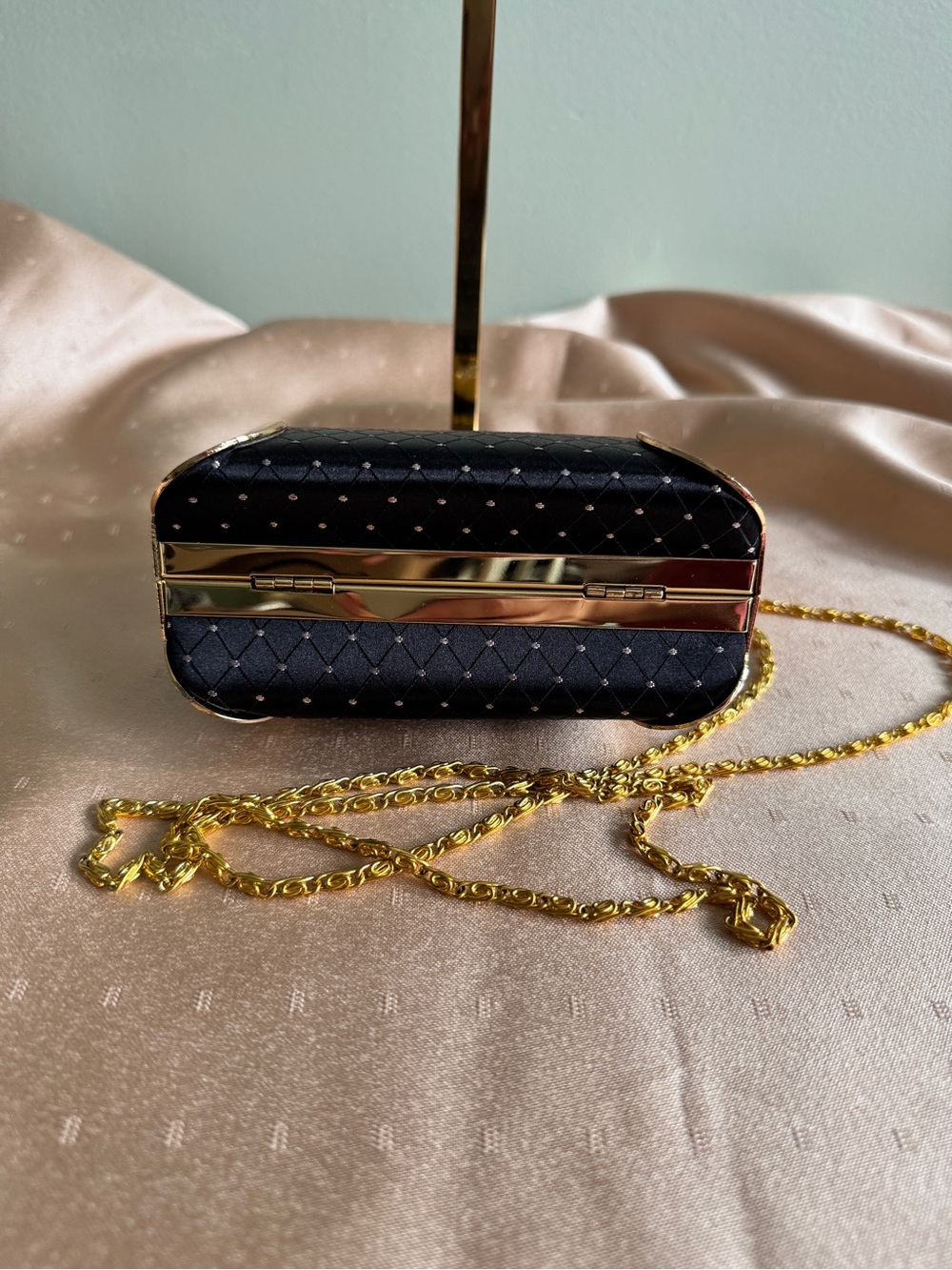 Elegant Black Evening Clutch Bag with Gold Chain - Picture 5 of 10